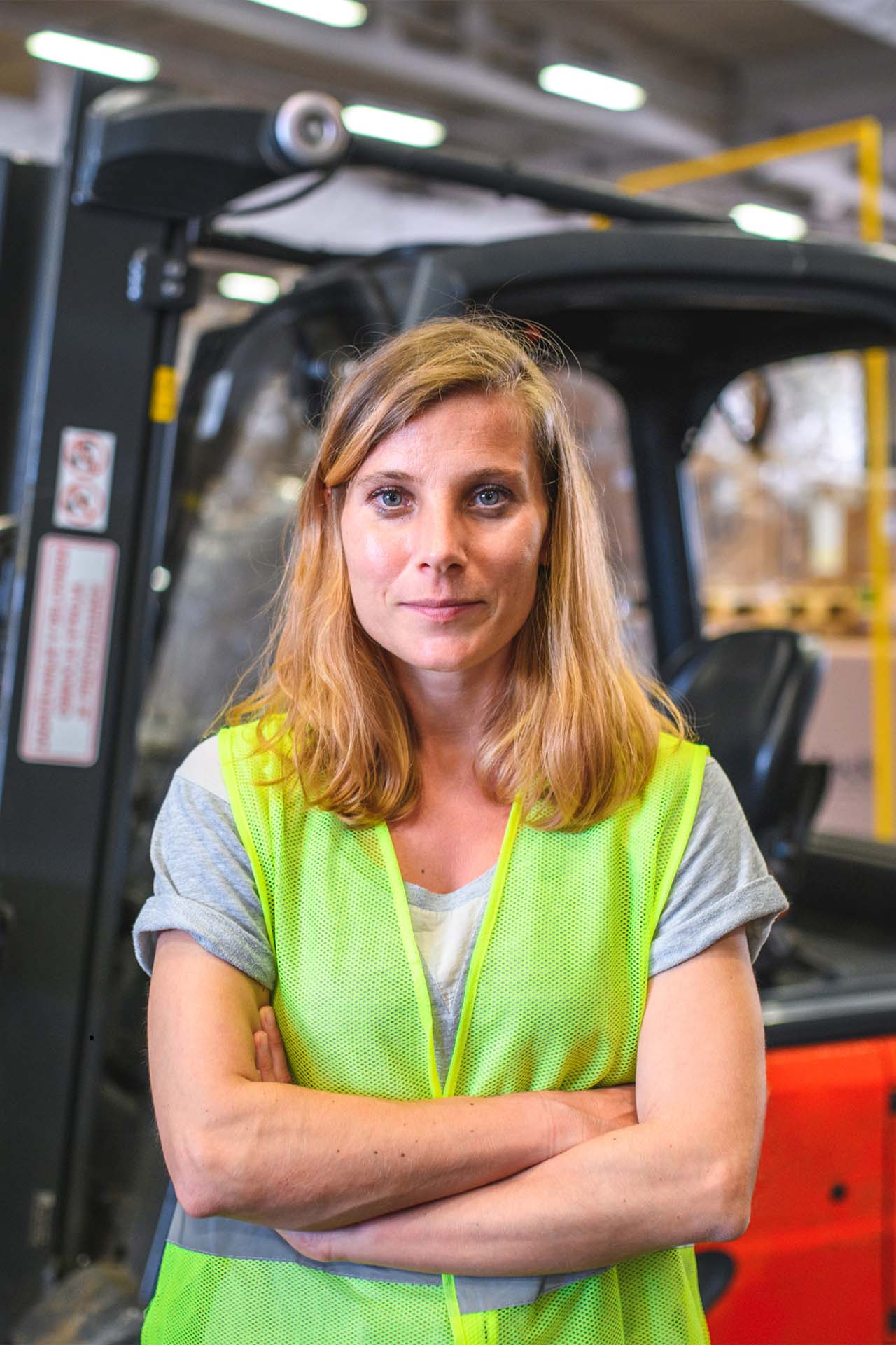 Peopl - Tjej med truck i bakgrunden
